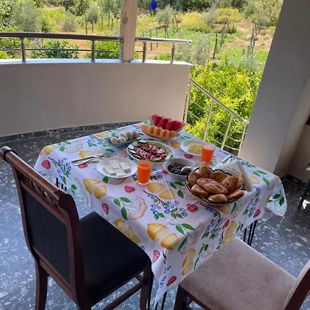 Ermer - Castle View & Traditional Breakfast Velabisht